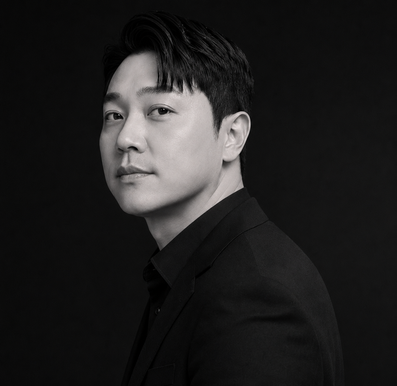 검은 수트를 입은 이민재 프로필 사진
